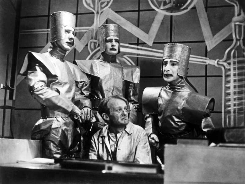 Nel 1938 and&ograve; in onda sulla Bbc la trasposizione del testo teatrale di Karel Capek &ldquo;R.U.R. - Robot universali di Rossum&rdquo;&nbsp;<br />