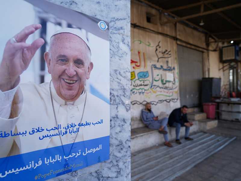 &nbsp;Un manifesto che celebrare la visita di Papa Francesco in Iraq nel 2021 (foto Getty)