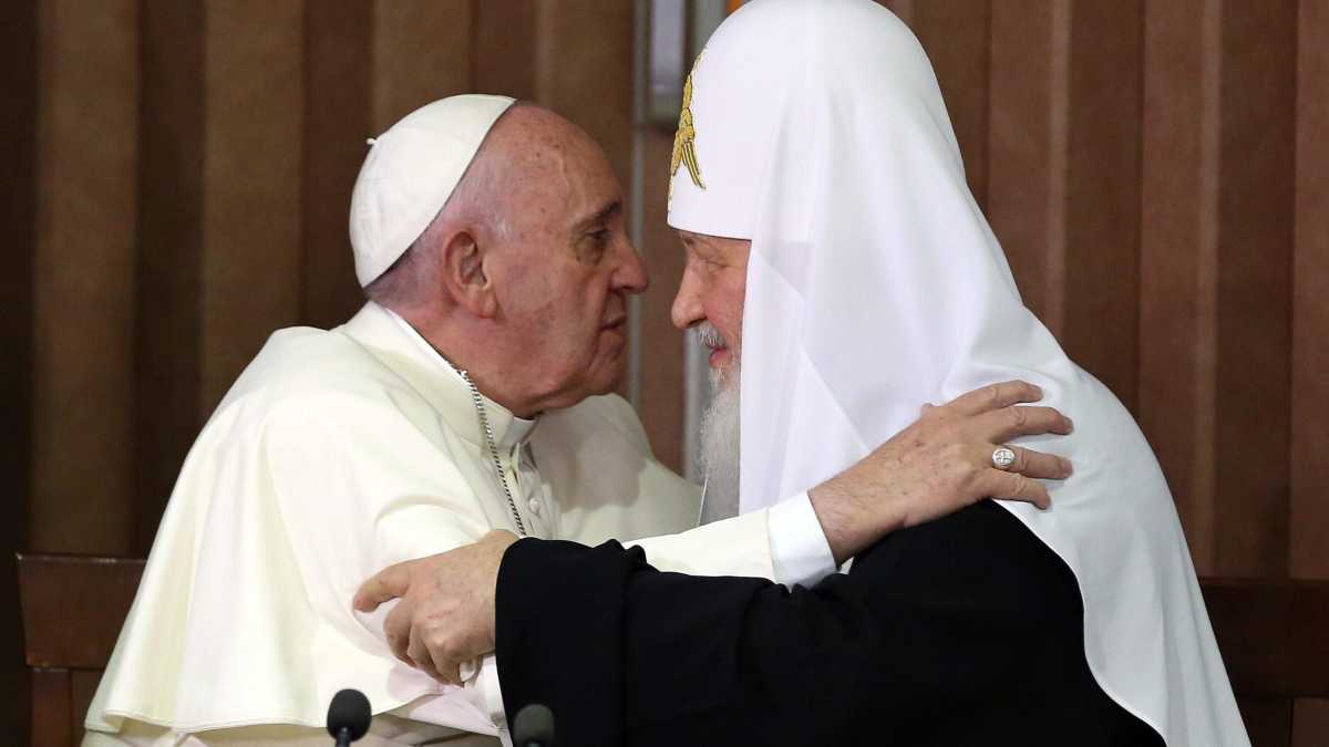 Immagine di Lo storico abbraccio tra Papa Francesco e Kirill e i rapporti di Roma con Mosca