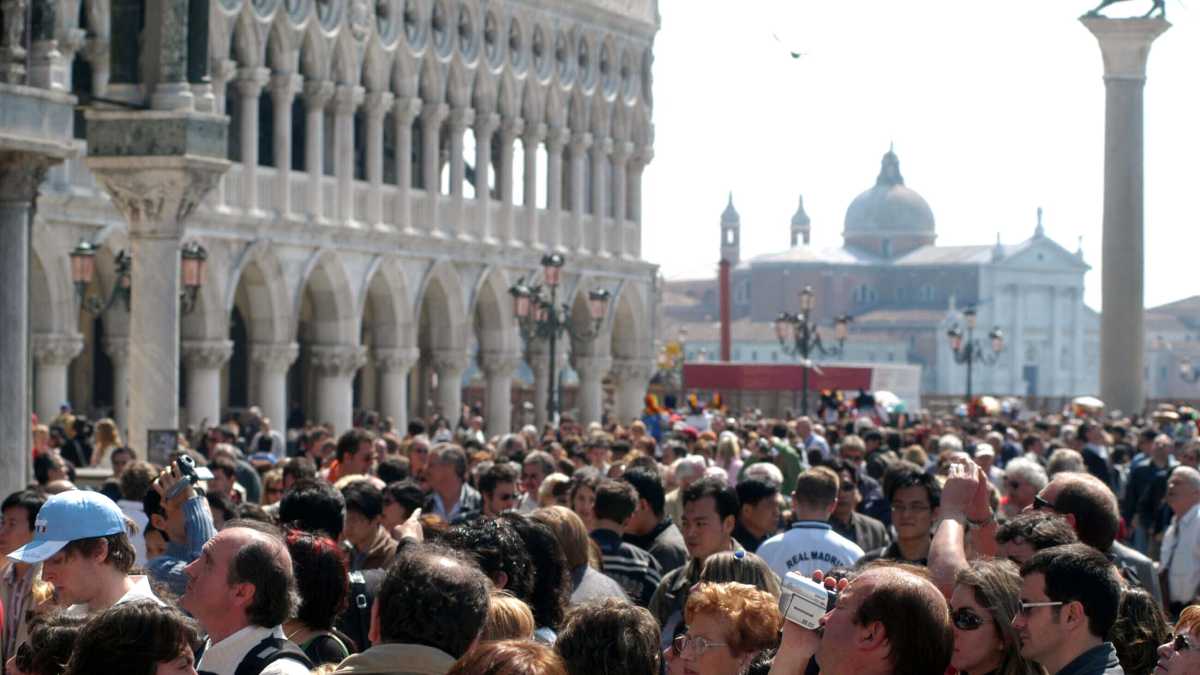 Immagine di Una modesta proposta per combattere il turismo molesto