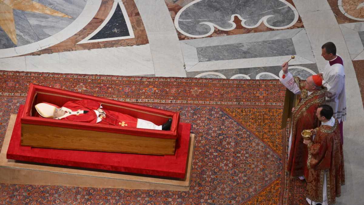 Immagine di Il mondo in processione per Francesco