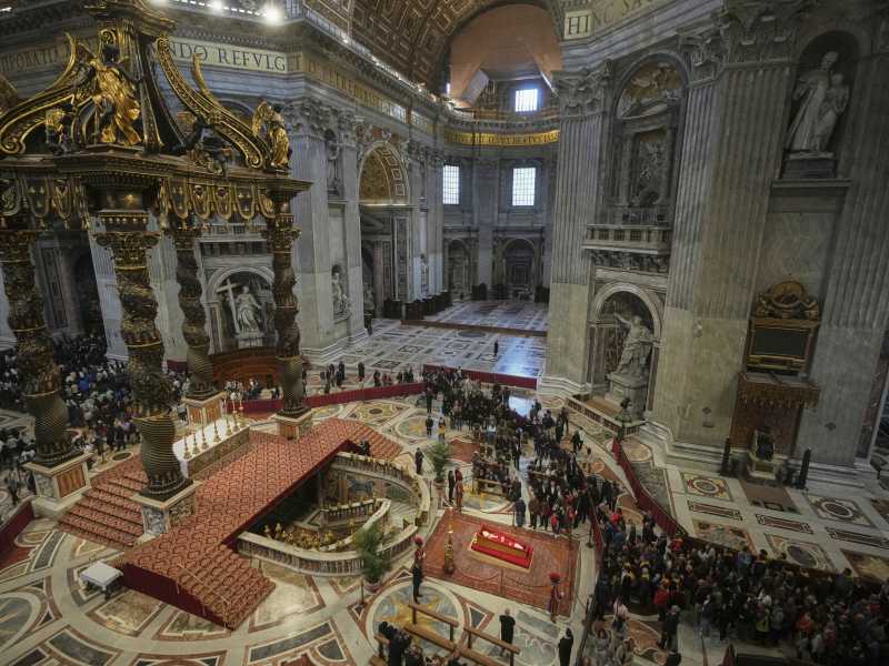 I cardinali iniziano a tracciare l'identikit del nuovo Papa
