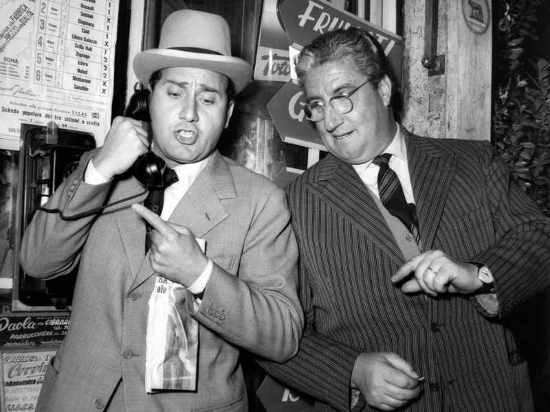 Alberto Sordi e Mario Carotenuto nel film “Un eroe dei nostri tempi”, 1955 (foto Getty)