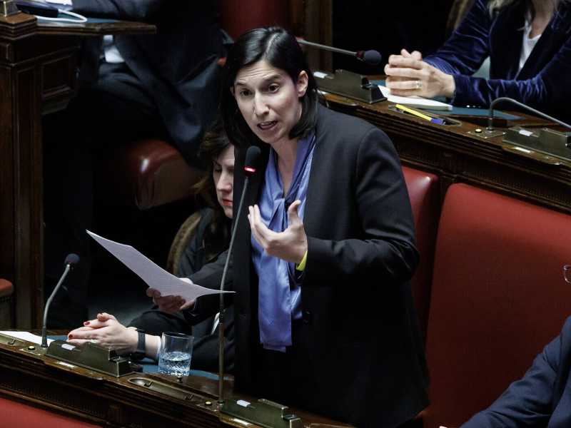 La collera di Schlein. Ricorda Francesco ma attacca la destra ipocrita, "con la coscienza sporca". Il Pd ora tifa Zuppi Papa