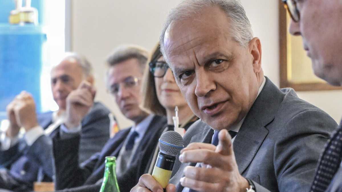 Immagine di Piantedosi: "Il 25 aprile non è della sinistra. Il Papa sull'accoglienza dei migranti la pensava come il governo"