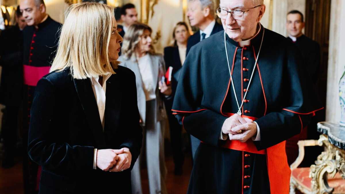 Immagine di FdI sogna Papa Parolin, l’anti Zuppi: “Sarebbe una grande scelta”