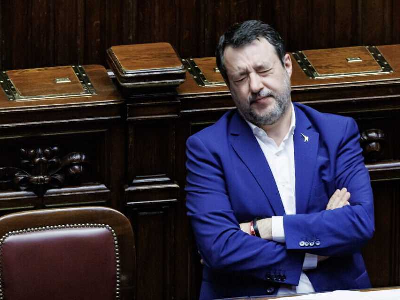 Salvini cambia strategia di comunicazione: più cravatte e meno Nutella