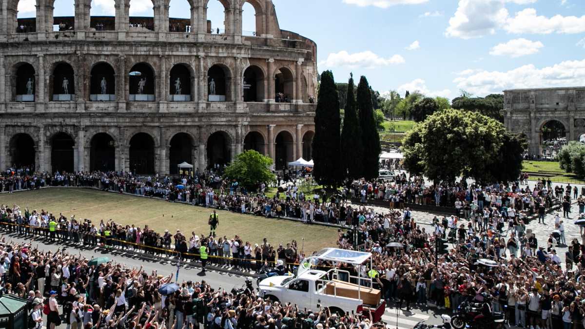 Immagine di La Roma dei funerali di Papa Francesco, a metà tra un pasticcio e un prodigio goliardico. Senza romani