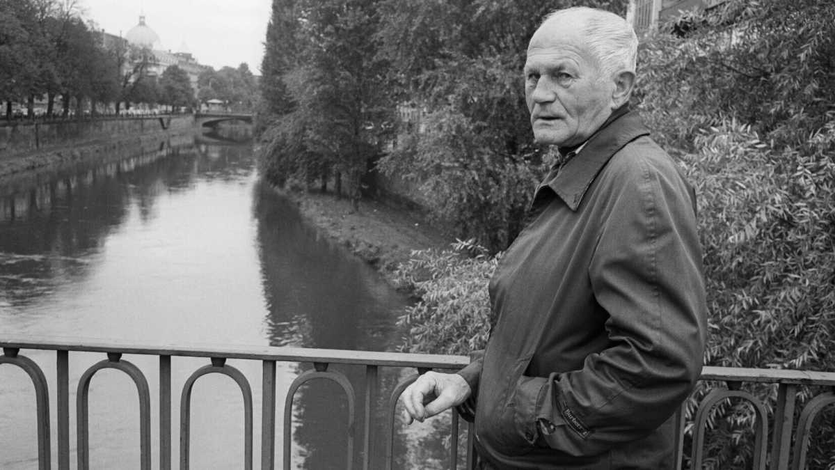 Immagine di Hrabal, un baule strapieno di gente e uno scrittore che è la sua stessa lingua