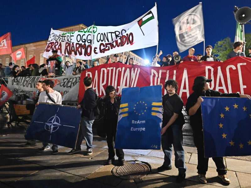 A Torino i riformisti cacciati dal 25 aprile: “Avevamo le bandiere ucraine”