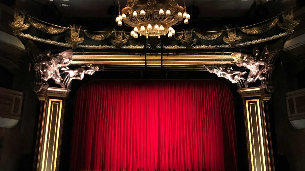 Immagine di “Il nome della rosa” alla Scala è un trionfo con meno thriller e tanto Eco