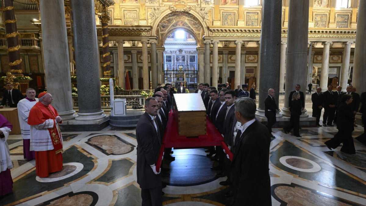 Immagine di Papa Francesco e l’eredità di un funerale
