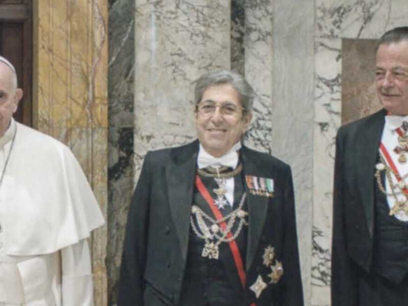 Papa Francesco con i Gentiluomini di Sua Santit&agrave; Alberto Bochicchio e Hugo von Windisch-Graetz (foto Ordine di Malta)&nbsp;