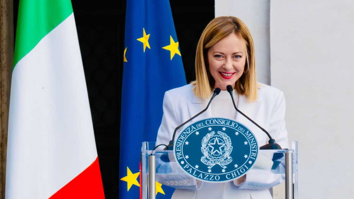 Immagine di Meloni pensa un "provvedimento 1° Maggio" e intanto accoglie con una parata di ministri Erdogan