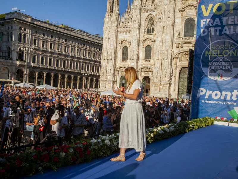 Meloni non "passa" da Milano. La trincea di Mediobanca, l'egemonia di La Russa, visite saltate. La città senza fiamma