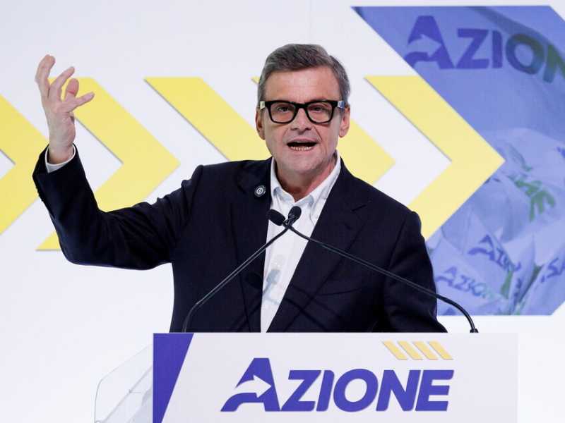 Calenda: "Meloni è stata bravissima. Meglio lei senza foto della foto di Renzi con Macron"