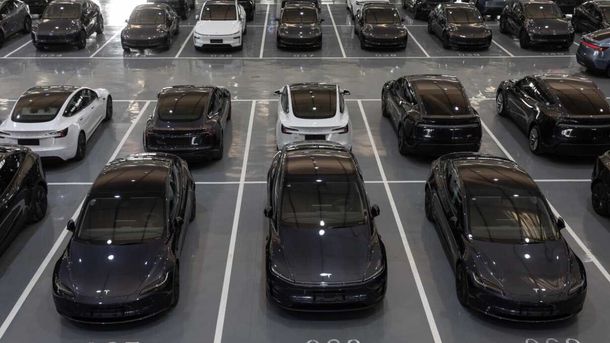 Immagine di Le auto elettriche vanno meglio (eccetto Tesla), ma non basta né per la transizione né per l’industria