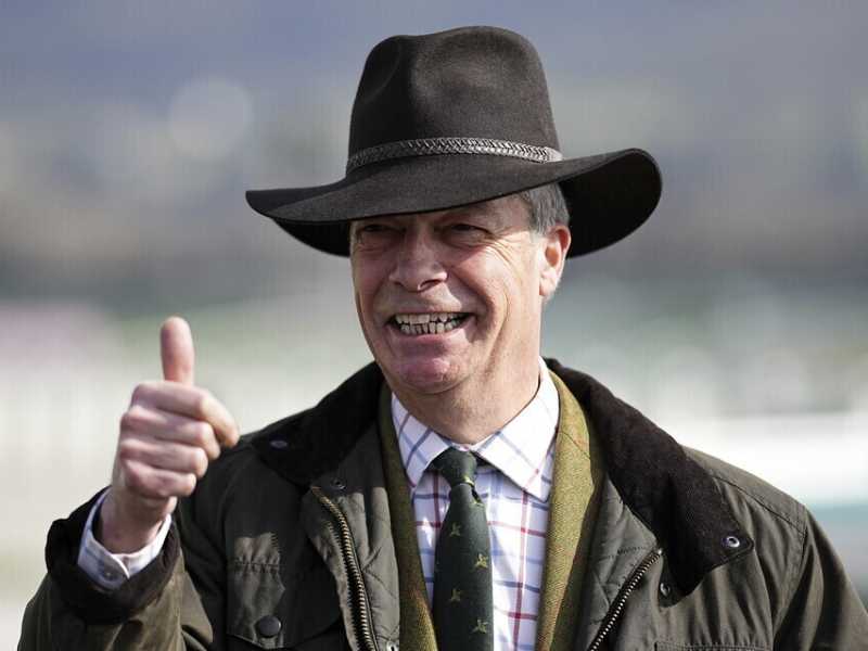 Nigel Farage riesce ancora a maneggiare il fuoco trumpiano senza bruciarsi