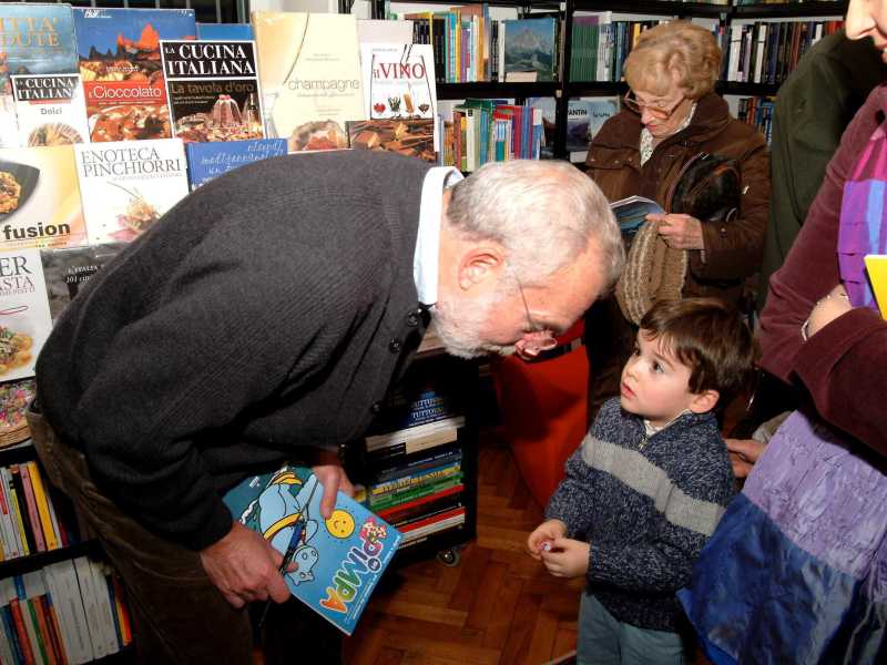 Francesco Tullio Altan presso la libreria editrice goriziana per festeggiare il 30mo compleanno de 'La Pimpa', nel 2005. Foto LaPresse <br />