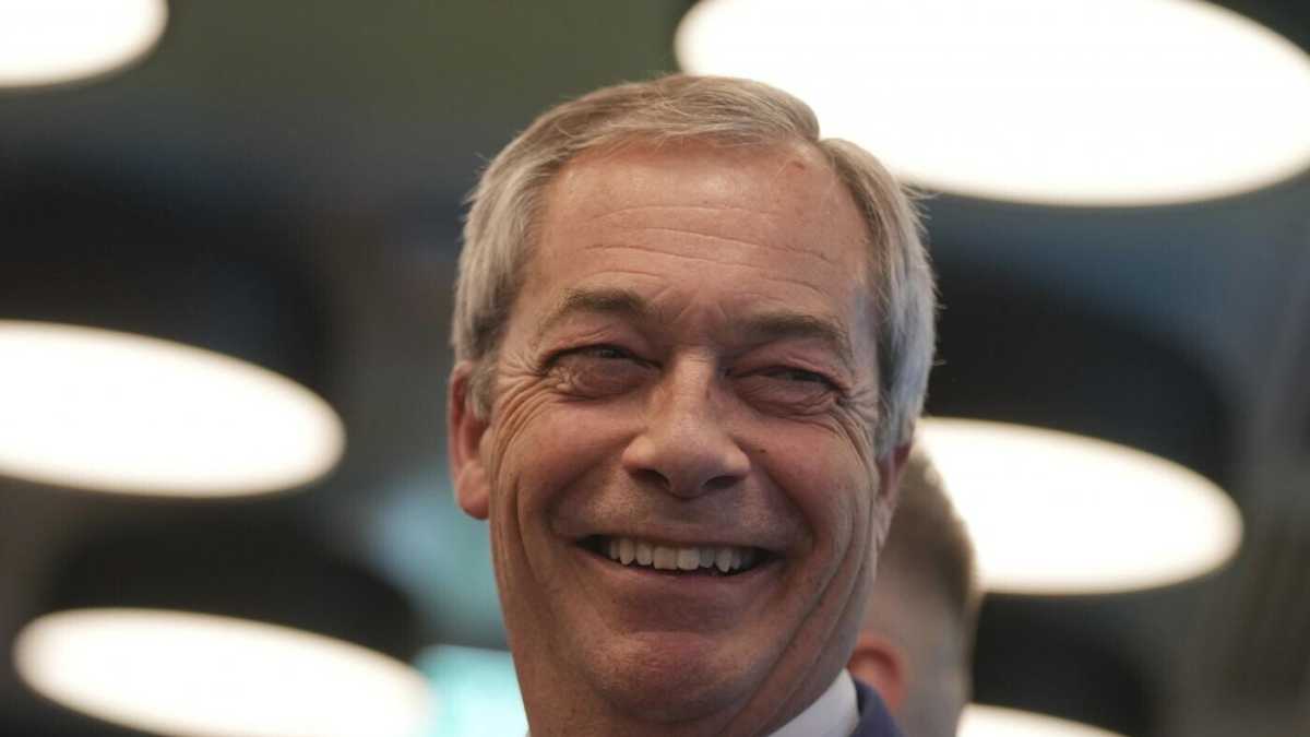 Immagine di Nigel Farage ride dopo le amministrative inglesi