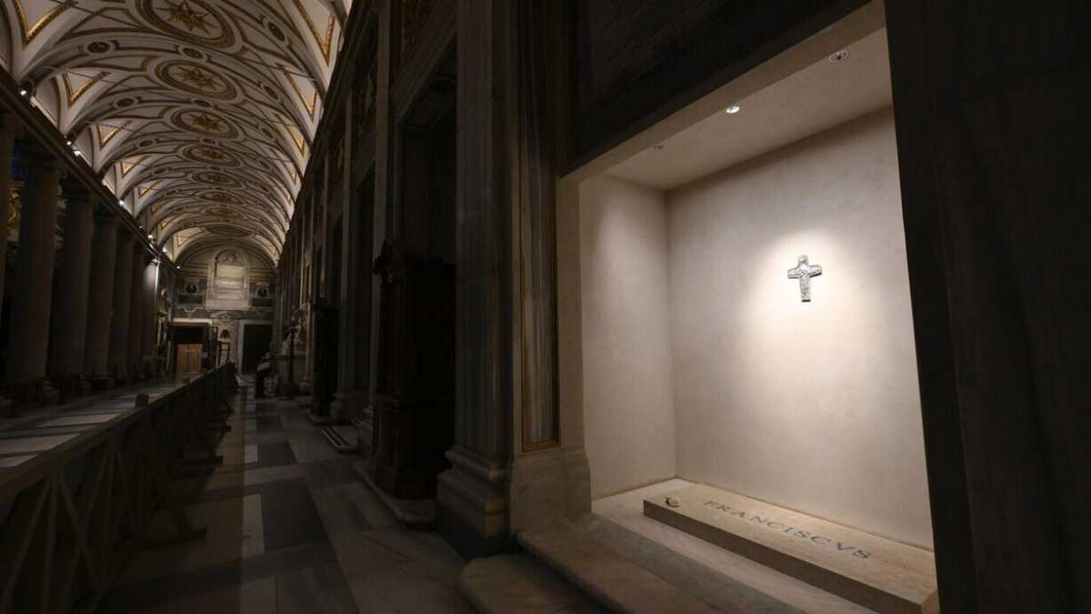 Immagine di La lastra di marmo di Francesco e la tomba di Pietro. Più che simboli