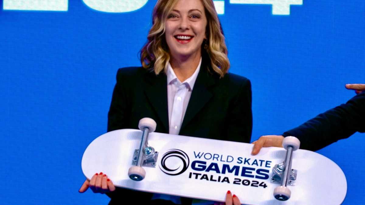 Immagine di Gioielli, vestiti, tappeti, abiti, quadri ma anche riso e uno skate: ecco il tesoro di Meloni