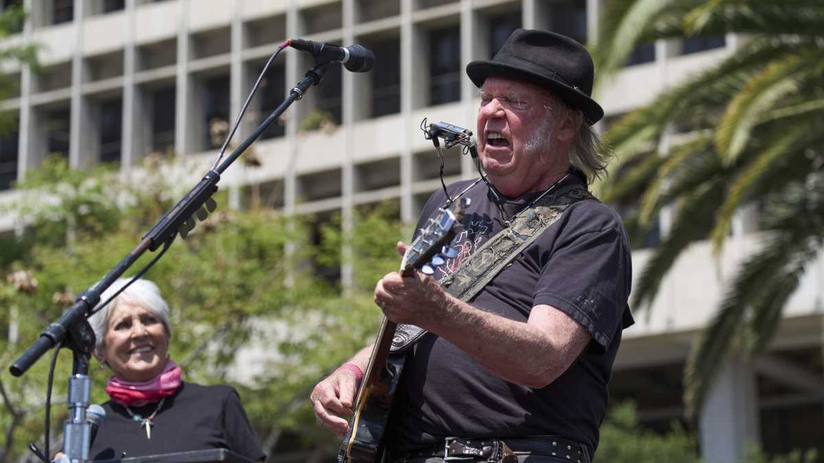 Immagine di Il magnifico testacoda del sognatore di auto Neil Young contro il fascio Musk