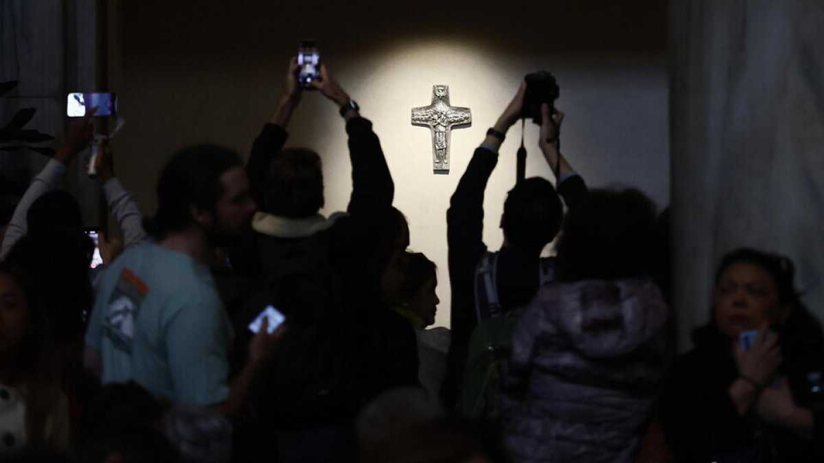 Immagine di L'Esquilino papalino tra gadget pontifici, croci in finto oro, ombrelli parasole