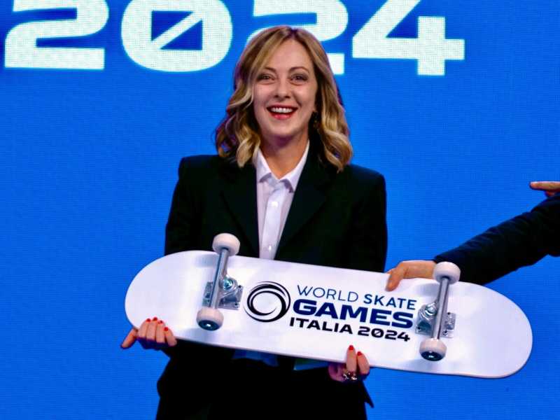 Gioielli, vestiti, tappeti, abiti, quadri ma anche riso e uno skate: ecco il tesoro di Meloni