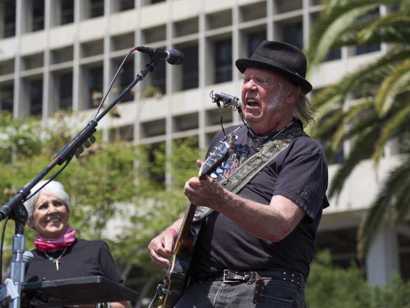 Il magnifico testacoda del sognatore di auto Neil Young contro il fascio Musk