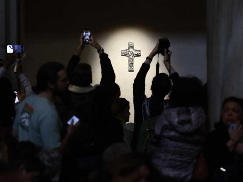 L'Esquilino papalino tra gadget pontifici, croci in finto oro, ombrelli parasole