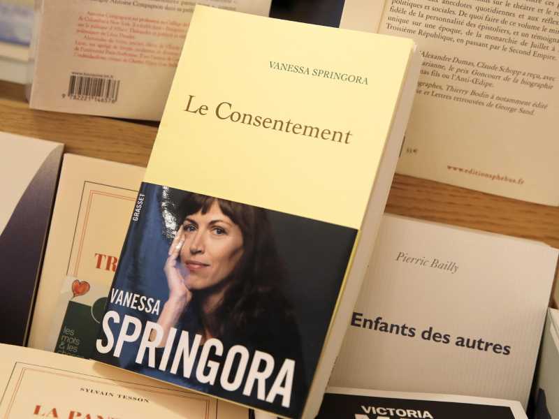 Il libro di Vanessa Springora su Gabriel Matzneff (foto LaPresse)
