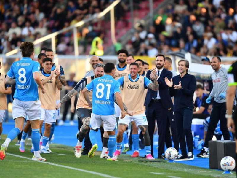 L'esultanza di Giacomo Raspadori dopo il gol su punizione contro il Lecce (foto LaPresse)