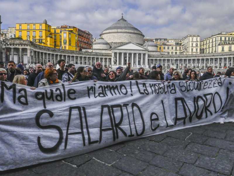 Una protesta a Napoli contro il piano per il riarmo europeo (foto Ansa)