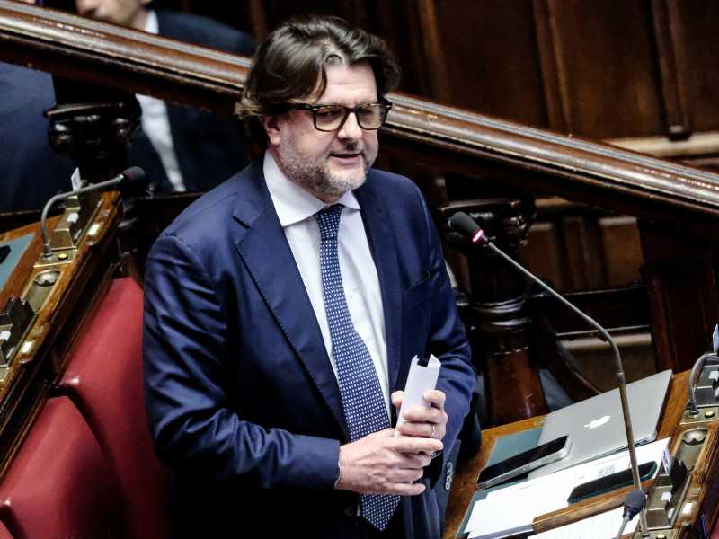 "Unicredit e Mediobanca non hanno fatto l'interesse nazionale. Il governo deve intervenire sul risiko bancario". Parla Osnato (FdI)