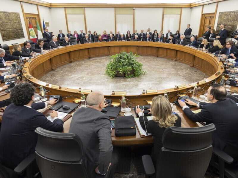 Scontro senza precedenti tra il Csm e i procuratori antimafia. Salta l'incontro di martedì