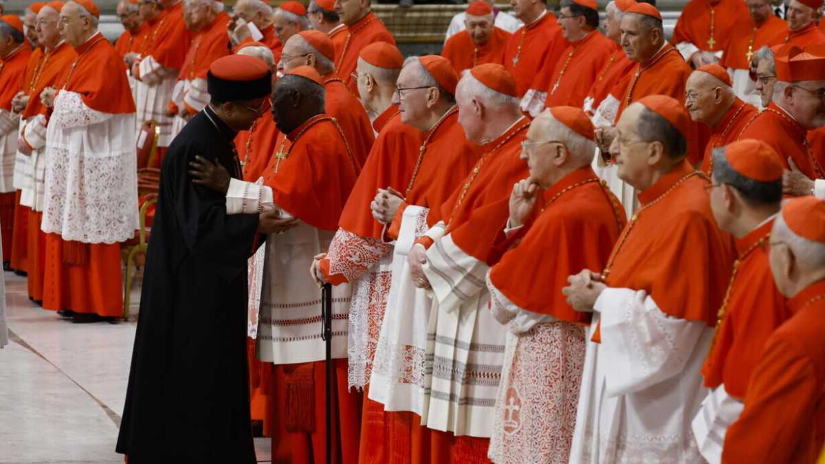 Immagine di Chi sono i sette cardinali vestiti con abiti diversi al Conclave