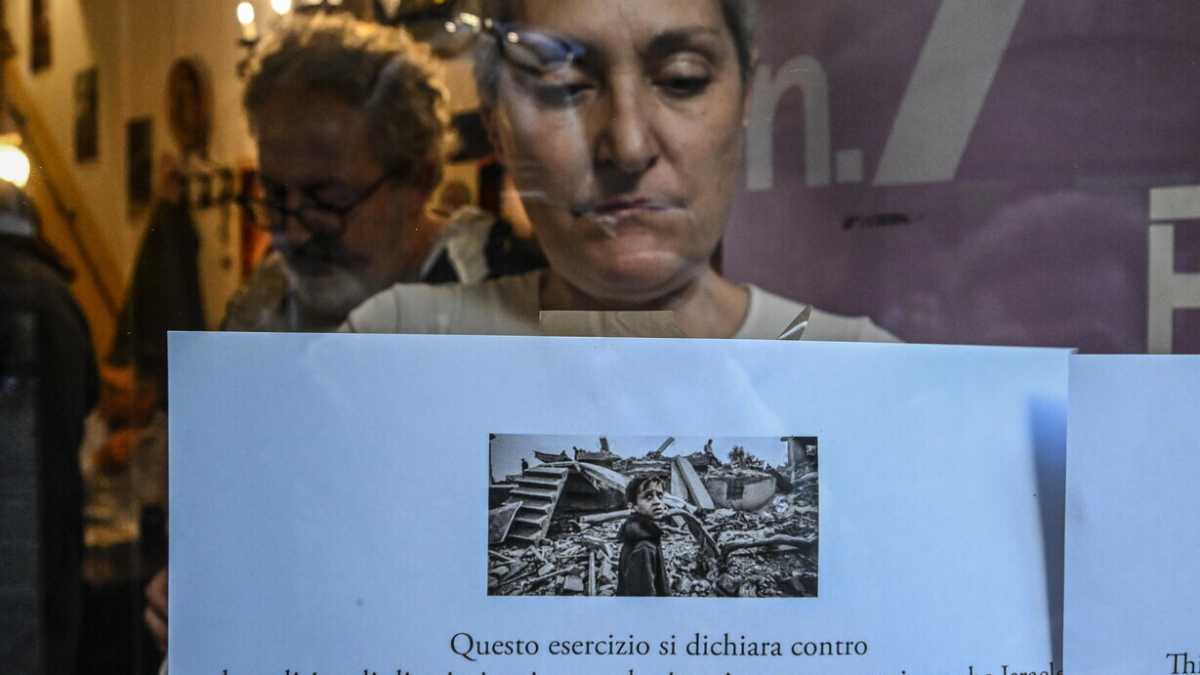 Immagine di Quando il saggio indica il dito, il vile ulula alla luna