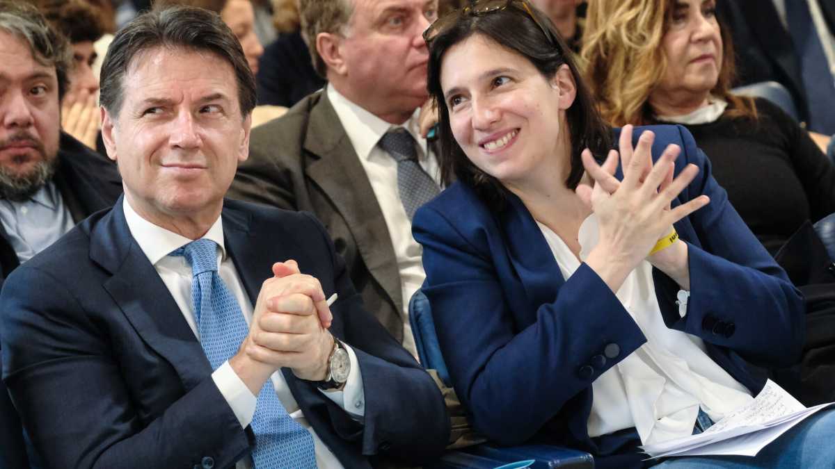 Immagine di Il Conte Time: "Meloni sogna la legge elettorale truffa. Affama i giornali. Schlein premier? Il Pd la vuole?"