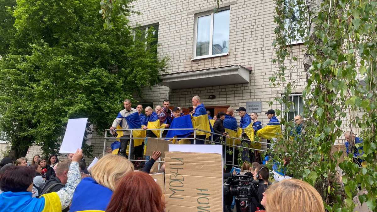 Immagine di A Chernihiv, tra gli ucraini liberati con i segni di torture addosso e le famiglie che aspettano i dispersi