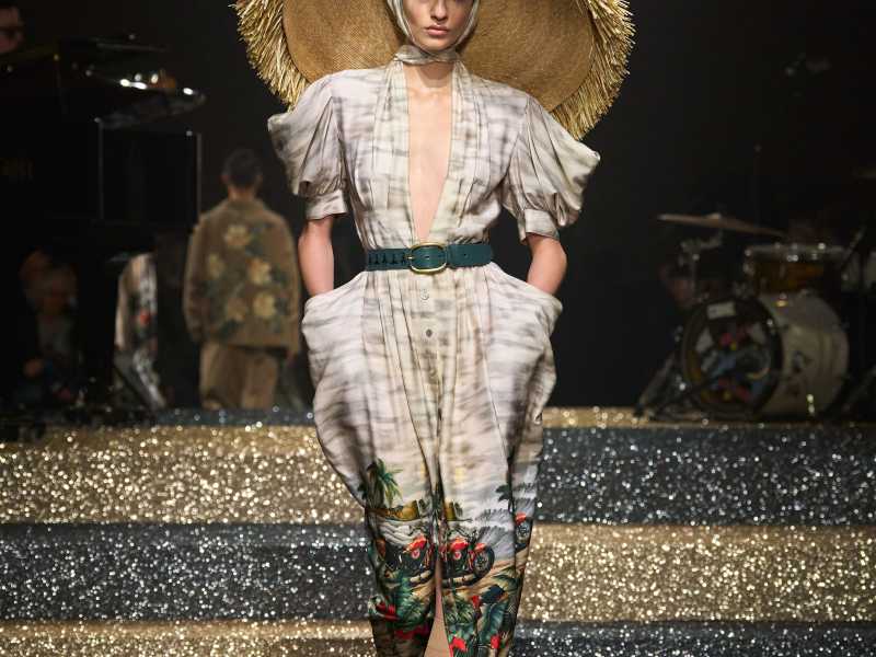 <p class="Corpo" style="margin: 0cm; font-size: 11pt; font-family: "Helvetica Neue"; border: none;">Sfilata estate 2025 di Antonio Marras&nbsp;</p>