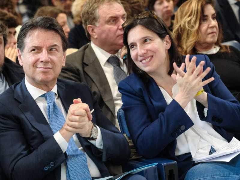 Il Conte Time: "Meloni sogna la legge elettorale truffa. Affama i giornali. Schlein premier? Il Pd la vuole?"