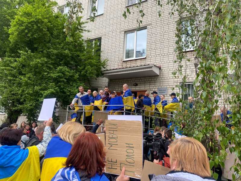 A Chernihiv, tra gli ucraini liberati con i segni di torture addosso e le famiglie che aspettano i dispersi