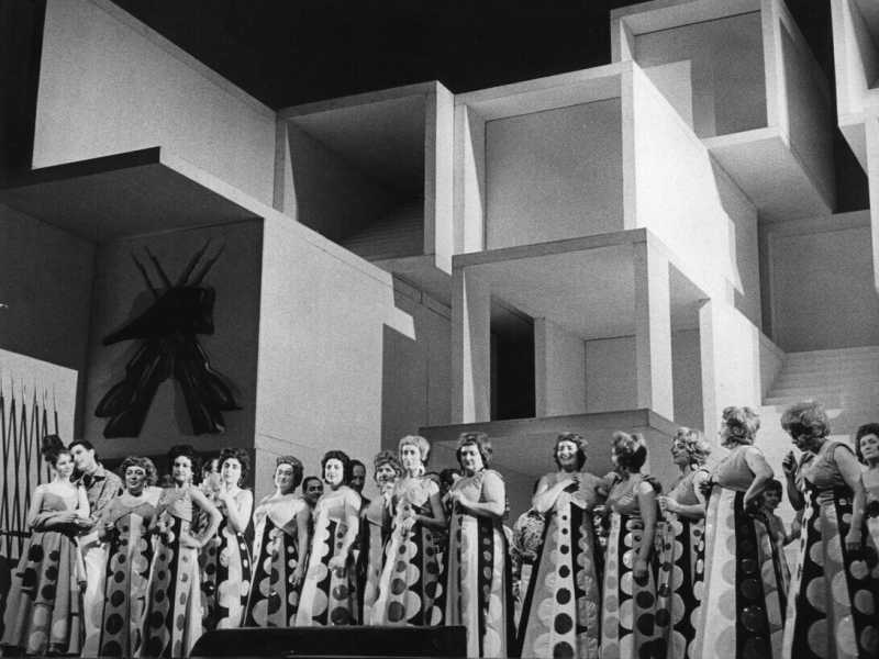 Le sigaraie della &ldquo;Carmen&rdquo; al Teatro Comunale di Bologna, 1967: regia di Alberto Arbasino, scenografia di Vittorio Gregotti, suggeritore Roland Barthes