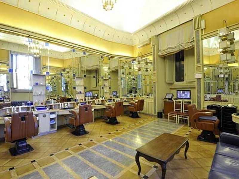 La Camera dei deputati ora vuole un parrucchiere solo per le donne: proposta di FdI