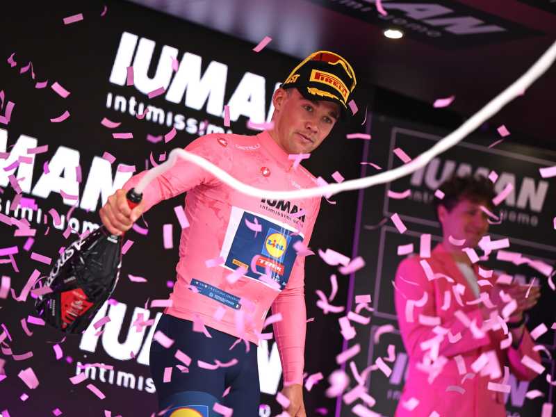 Mads Pedersen con la prima maglia rosa del Giro d'Italia 2025 (foto Getty Images)
