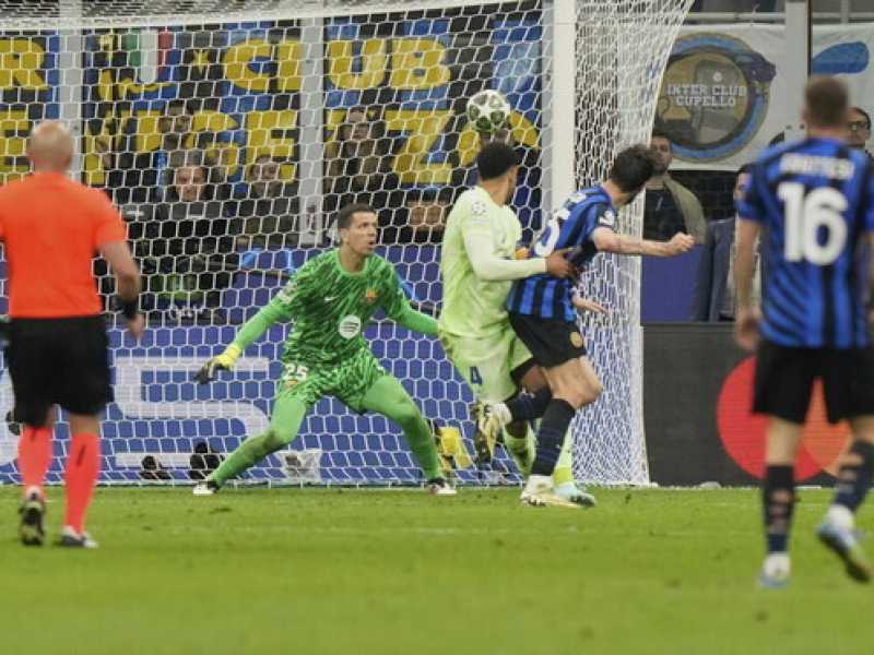 Il gol di Francesco Acerbi contro il Barcellona nella semifinale di ritorno della Champions League (foto LaPresse)