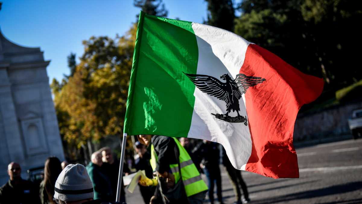 Immagine di Microfascismo diffuso e veterofascismo in maschera nella società che cambia
