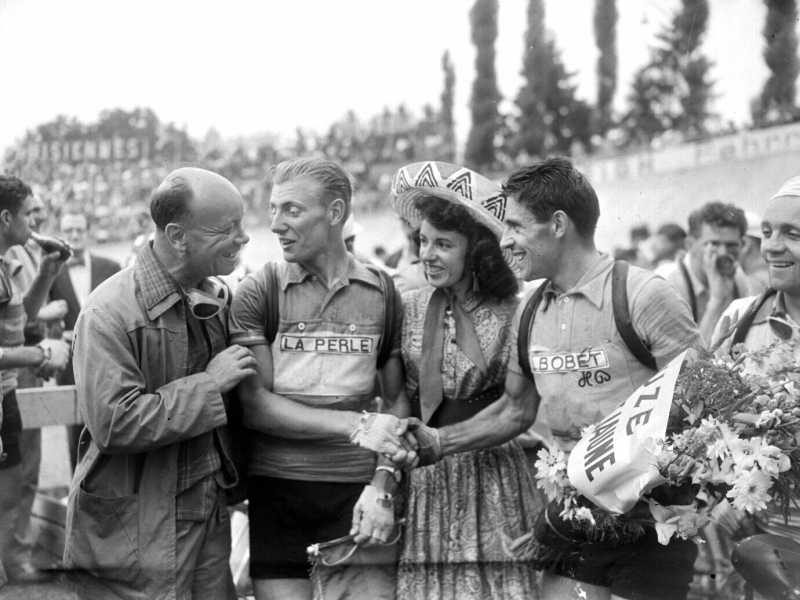 Andre Darrigade si congratula con la maglia gialla Antonin Rolland (a destra) durante il Tour de France del 1955 (foto Getty Images)&nbsp;<br />