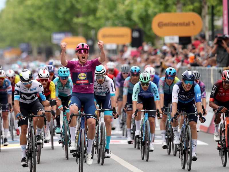 La vittoria di Mads Pedersen sul traguardo di Valona, 3a tappa del Giro d'Italia 2025 (foto Ansa)